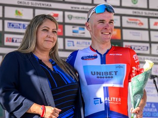 Lukáš Kubiš si preberá dres pre najlepšieho Slováka 