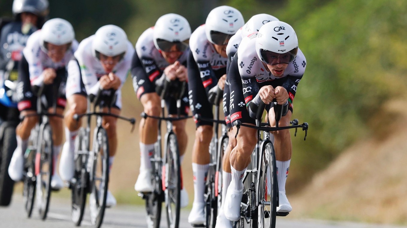 Cyklisti tímu UAE Team Emirates