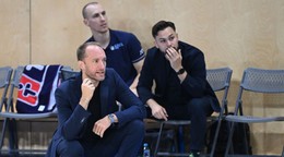 Na snímke vľavo tréner Bratislavy Dejan Jakara.