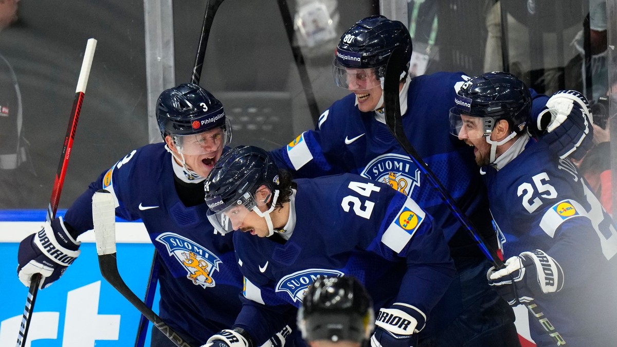 Gólové oslavy Hannesa Bjorninena s jeho spoluhráčmi v zápase Dánsko - Fínsko na MS v hokeji 2024.