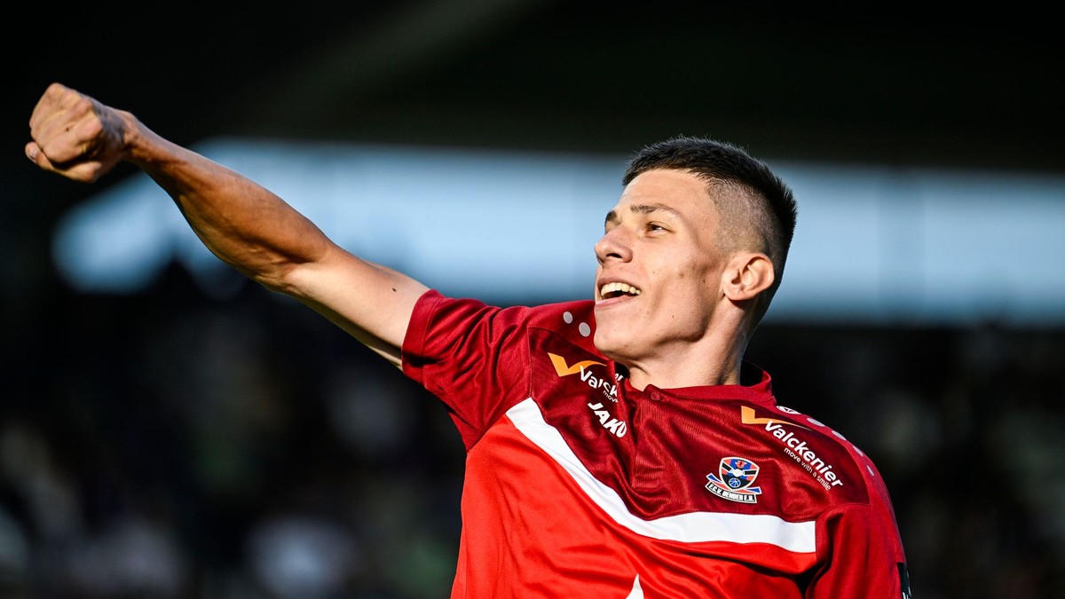 David Hrnčár oslavuje gól do siete Beerschot VA.