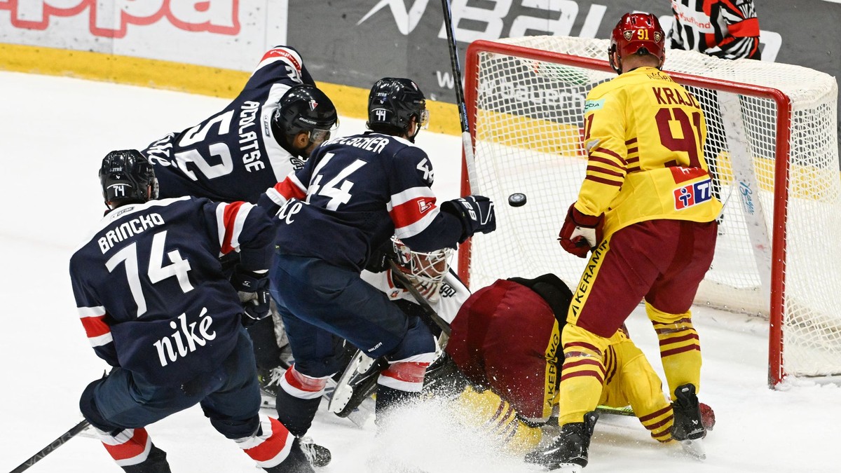 Tretí gól v bráne Slovana v 35. kole Tipos extraligy HC Slovan Bratislava - HK Dukla Trenčín.