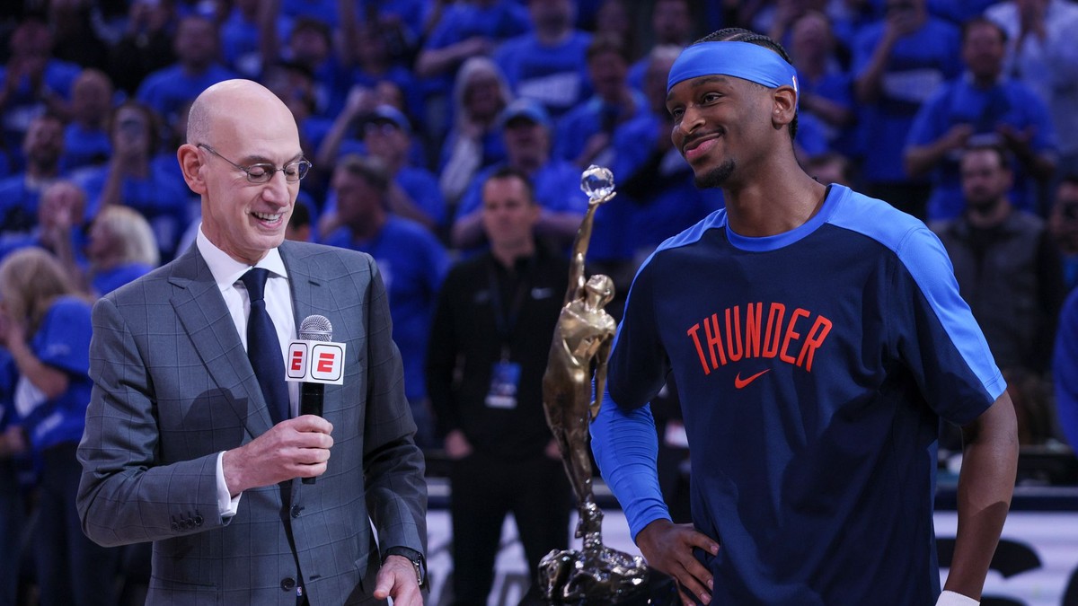 Komisár NBA Adam Silver a Shai Gilgeous-Alexander s cenou MVP pre najužitočnejšieho hráča základnej časti NBA.