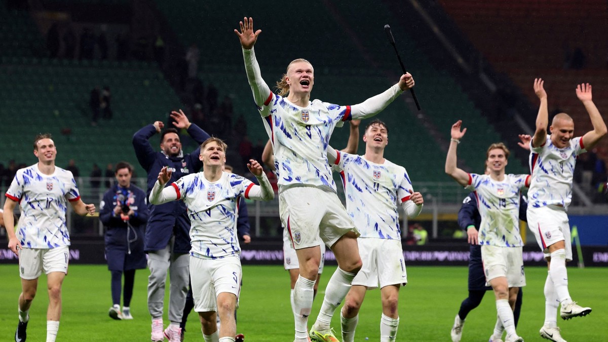 Erling Haaland sa so spoluhráčmi teší z postupu Nórska na MS vo futbale 2026. 