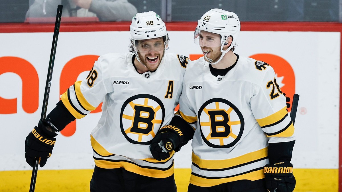 David Pastrňák a Elias Lindholm