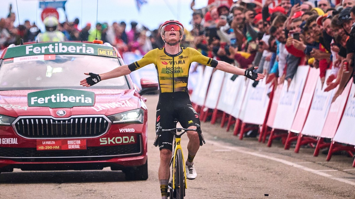 Na archívnej snímke z 31. augusta 2025 dánsky pretekár Jonas Vingegaard z tímu Visma-Lease a Bike víťazí v 9. etape Vuelty.