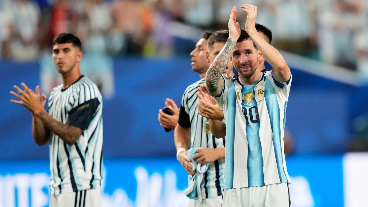 kapitán Argentíny Lionel Messi (vpravo) sa teší z výhry