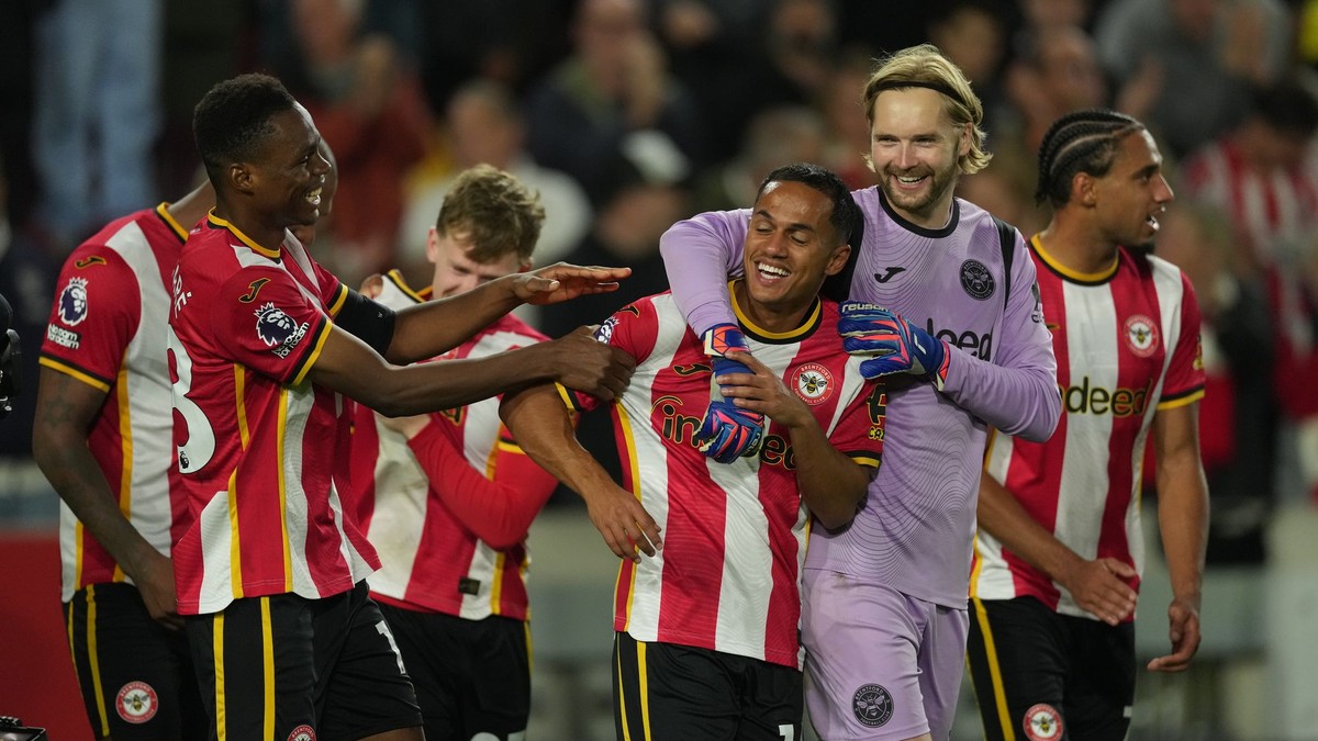 Brentford oslavuje gól.