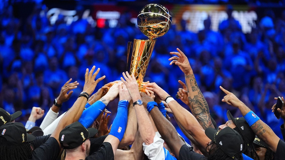 Basketbalisti Oklahoma City pózujú  s majstrovským pohárom Larryho O'Briena po víťazstve v rozhodujúcom siedmom stretnutí finálovej série zámorskej NBA proti Indiane Pacers.
