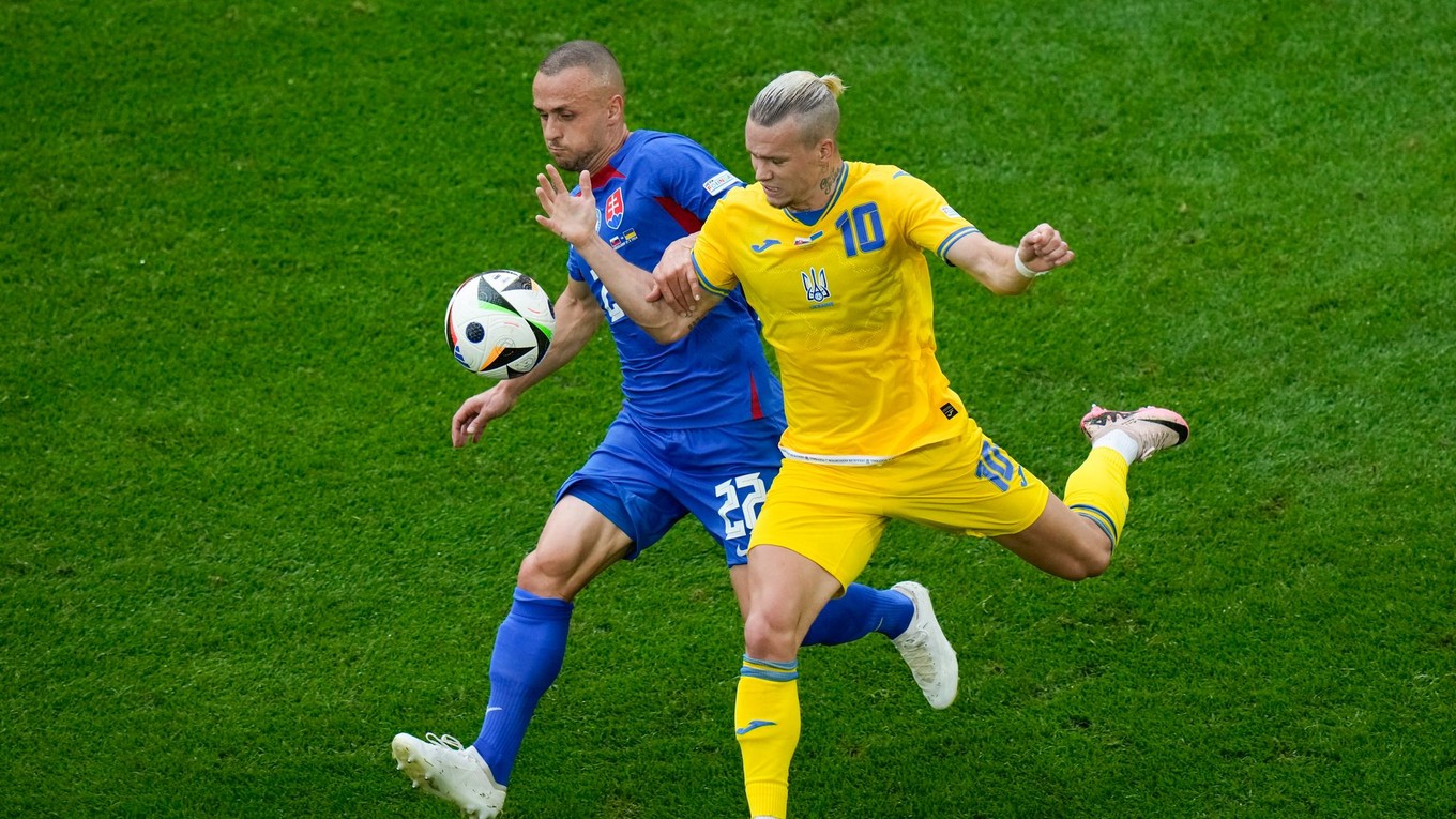 Stanislav Lobotka a Mychajlo Mudryk v súboji o loptu v zápase Slovensko - Ukrajina v skupine E na EURO 2024 (ME vo futbale).