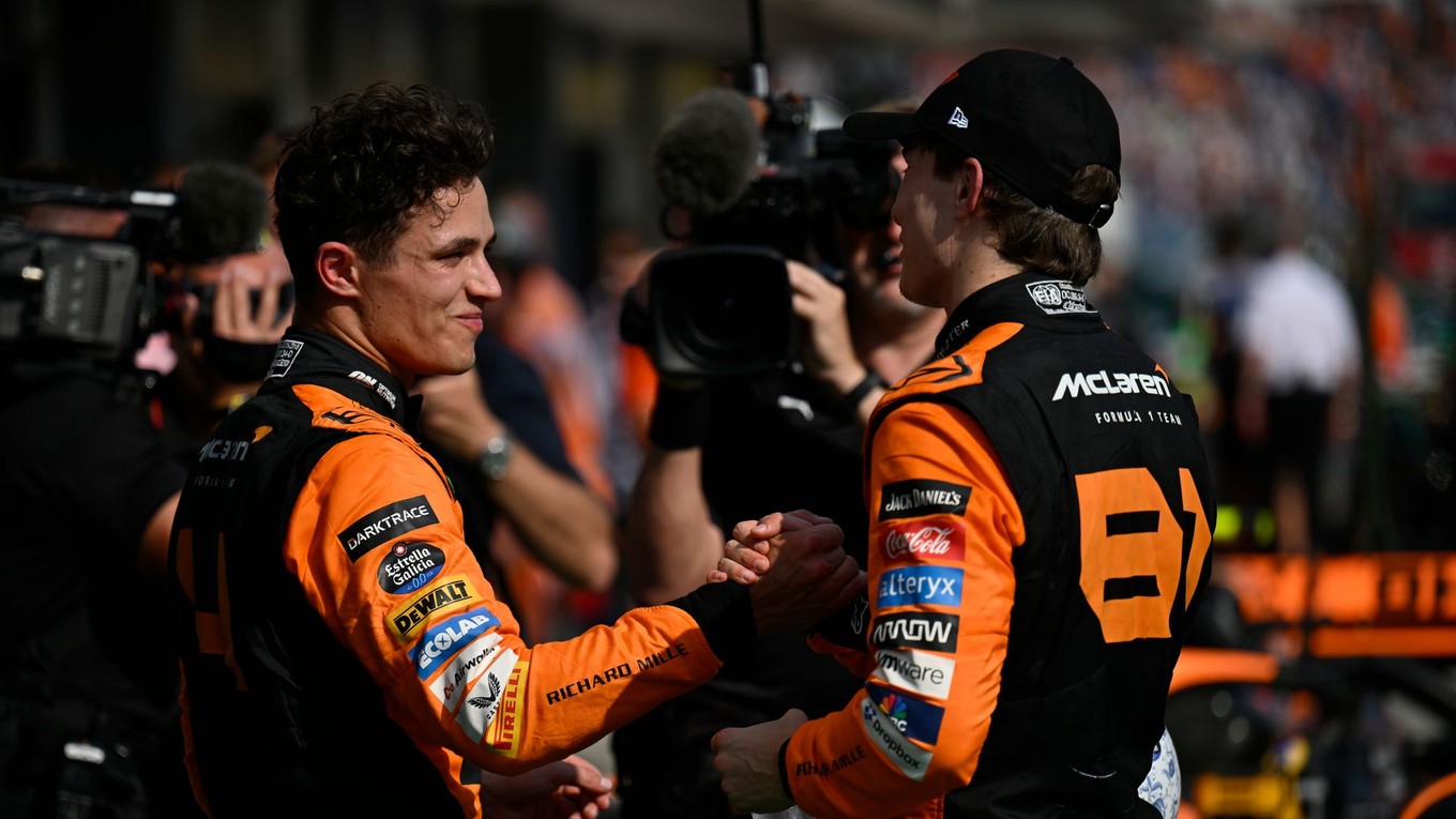 Pretekári McLarenu Lando Norris (vľavo) a Oscar Piastri.