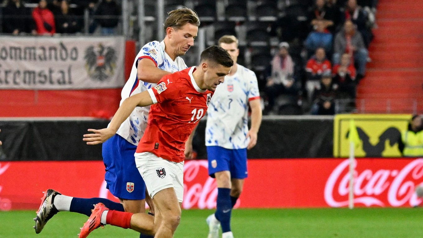 Christoph Baumgartner (vľavo) a Sander Berge počas zápasu Rakúsko - Nórsko. 