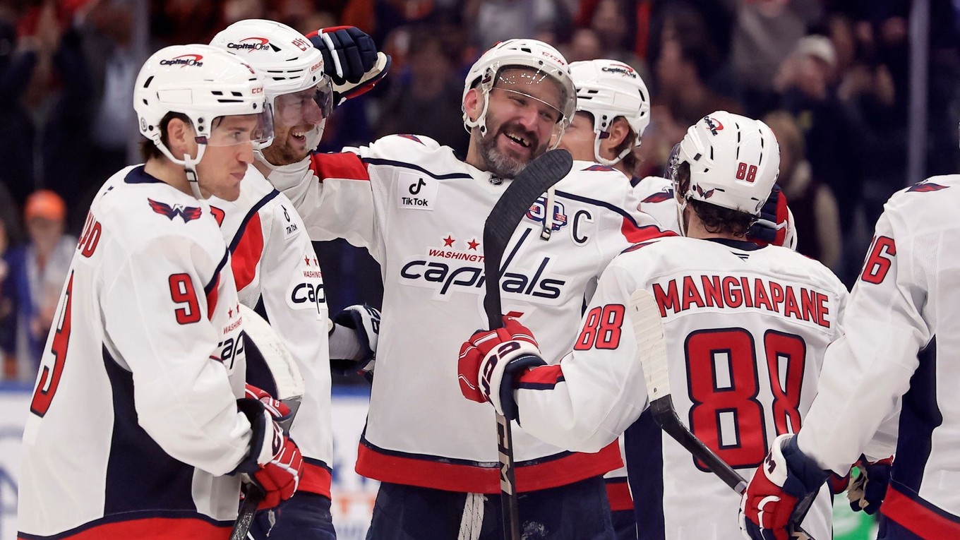 Kapitán Washingtonu Capitals Alex Ovečkin (uprostred) sa teší so spoluhráčmi zo svojho rekordného 895. gólu v kariére.