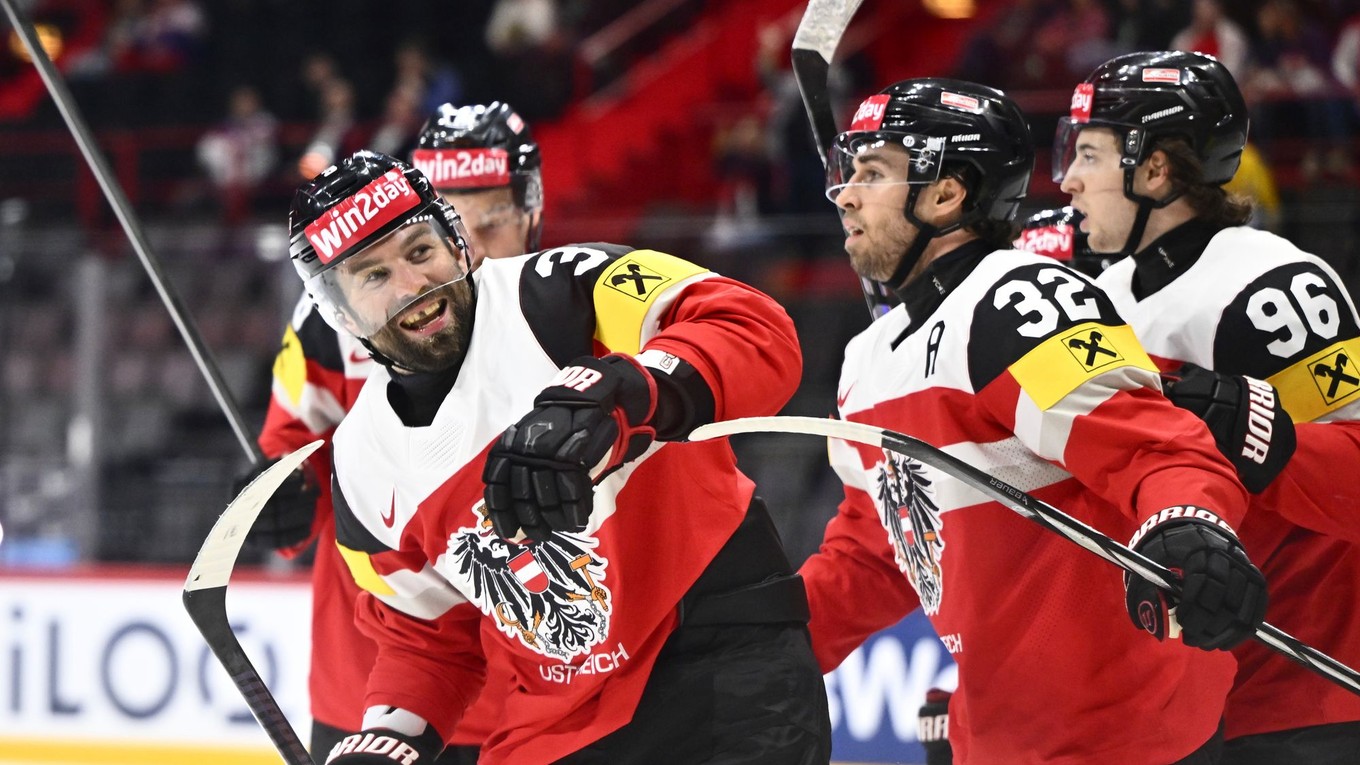 Peter Schneider sa so spoluhráčmi teší po strelenom góle v zápase Slovensko - Rakúsko v skupine A na MS v hokeji 2025.