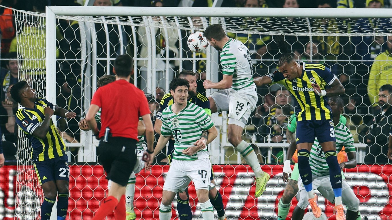 Barnabás Varga hlavičkuje v zápase Európskej ligy Fenerbahce - Ferencváros.
