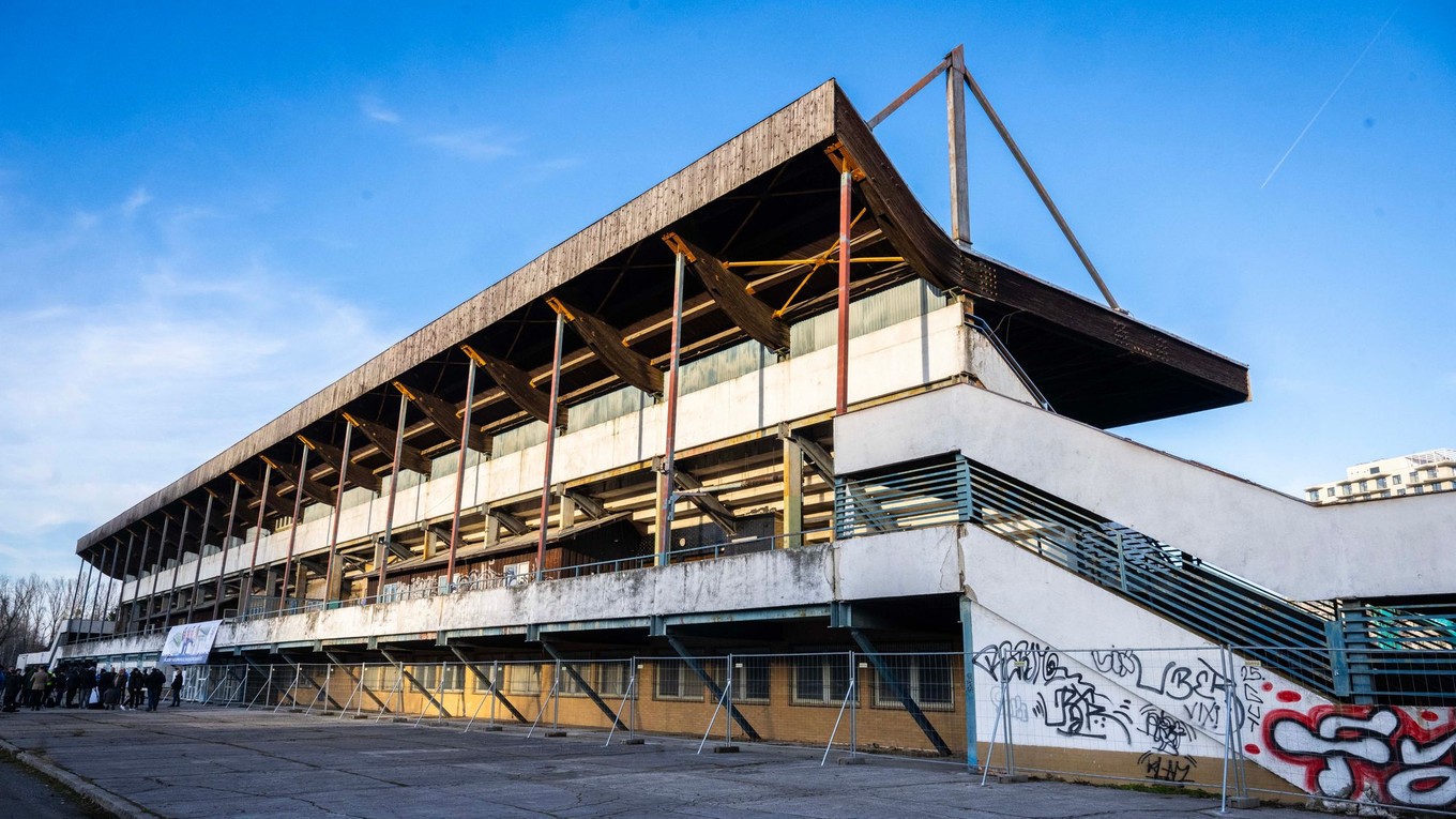 Štadión Športového centra polície počas začiatku prvej fázy obnovy v bratislavskej mestskej časti Dúbravka.