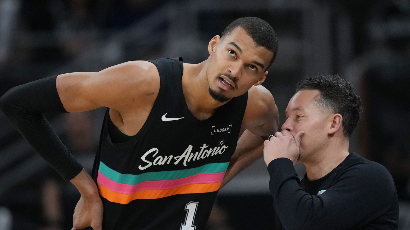 Basketbalista San Antonia Spurs Victor Wembanyama (vľavo) a tréner Mitch Johnson diskutujú.