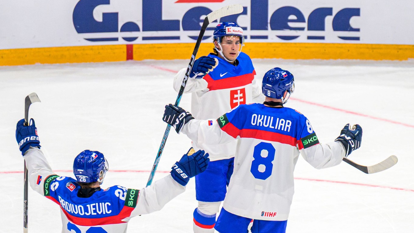 Na snímke hokejisti Slovenska sa tešia zo štvrtého gólu, vpravo strelec gólu Oliver Okuliar počas zápasu.