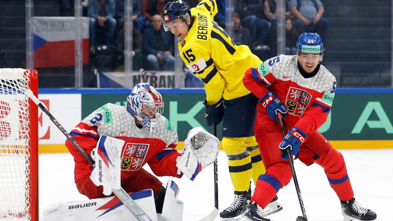 Brankár Česka Josef Kořenář (vľavo), hráč Česka Libor Hájek (vpravo) a hráč Švédska Jack Berglund počas zápasu základnej B-skupiny Švédsko - Česko.