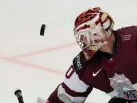 Lotyšský brankár Kristers Gudlevskis v samostatných nájazdoch v zápase Slovensko - Lotyšsko na MS v ľadovom hokeji 2024.