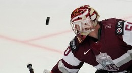 Lotyšský brankár Kristers Gudlevskis v samostatných nájazdoch v zápase Slovensko - Lotyšsko na MS v ľadovom hokeji 2024.
