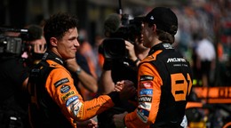 Pretekári McLarenu Lando Norris (vľavo) a Oscar Piastri.