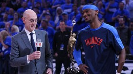 Komisár NBA Adam Silver a Shai Gilgeous-Alexander s cenou MVP pre najužitočnejšieho hráča základnej časti NBA.