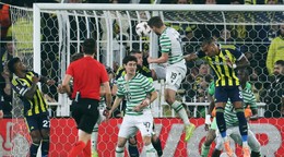 Barnabás Varga hlavičkuje v zápase Európskej ligy Fenerbahce - Ferencváros.