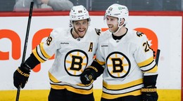 David Pastrňák a Elias Lindholm