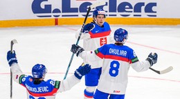 Na snímke hokejisti Slovenska sa tešia zo štvrtého gólu, vpravo strelec gólu Oliver Okuliar počas zápasu.