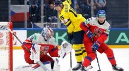 Brankár Česka Josef Kořenář (vľavo), hráč Česka Libor Hájek (vpravo) a hráč Švédska Jack Berglund počas zápasu základnej B-skupiny Švédsko - Česko.