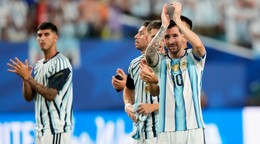 kapitán Argentíny Lionel Messi (vpravo) sa teší z výhry