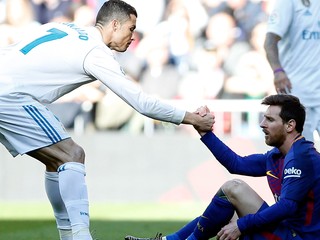 Lionel Messi (vpravo) a Cristiano Ronaldo.