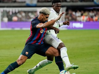 Araujo (vľavo) a Vinicius Jr. počas zápasu medzi FC Barcelona a Realom Madrid. 