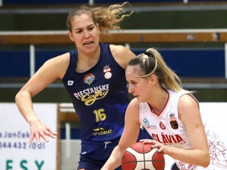 Alica Moravčíková (vľavo) a Božica Mujovičová v zápase Final Six Slovenského pohára v basketbale žien Piešťanské Čajky - Slávia Banská Bystrica.