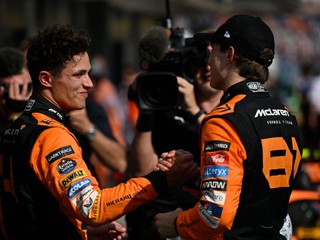 Pretekári McLarenu Lando Norris (vľavo) a Oscar Piastri.