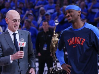 Komisár NBA Adam Silver a Shai Gilgeous-Alexander s cenou MVP pre najužitočnejšieho hráča základnej časti NBA.
