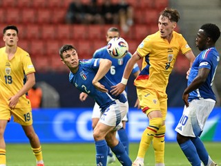 Na snímke zľava Rares Ille (Rumunsko), Mattia Zanotti (Taliansko), Constantin Grameni (Rumunsko) a Wilfried Gnonto (Taliansko) počas zápasu základnej A-skupiny Taliansko - Rumunsko.