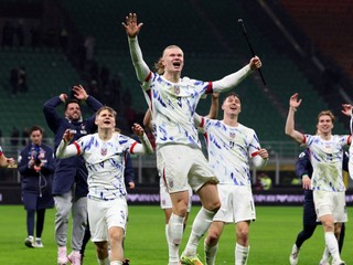 Erling Haaland sa so spoluhráčmi teší z postupu Nórska na MS vo futbale 2026. 