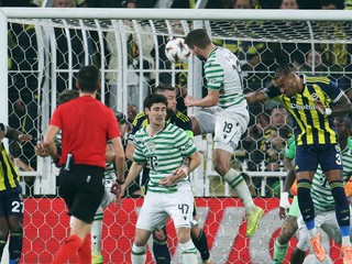Barnabás Varga hlavičkuje v zápase Európskej ligy Fenerbahce - Ferencváros.
