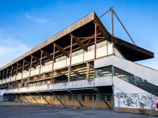 Štadión Športového centra polície počas začiatku prvej fázy obnovy v bratislavskej mestskej časti Dúbravka.