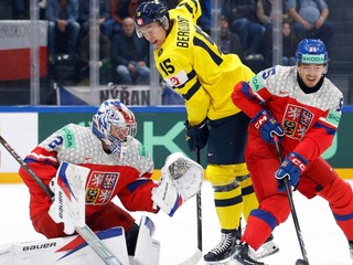 Brankár Česka Josef Kořenář (vľavo), hráč Česka Libor Hájek (vpravo) a hráč Švédska Jack Berglund počas zápasu základnej B-skupiny Švédsko - Česko.