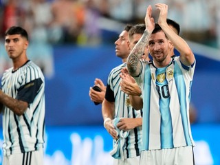 kapitán Argentíny Lionel Messi (vpravo) sa teší z výhry