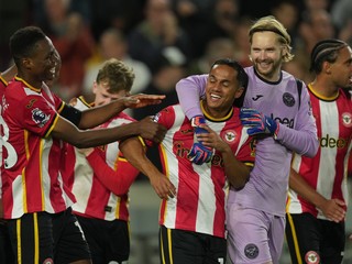 Brentford oslavuje gól. 