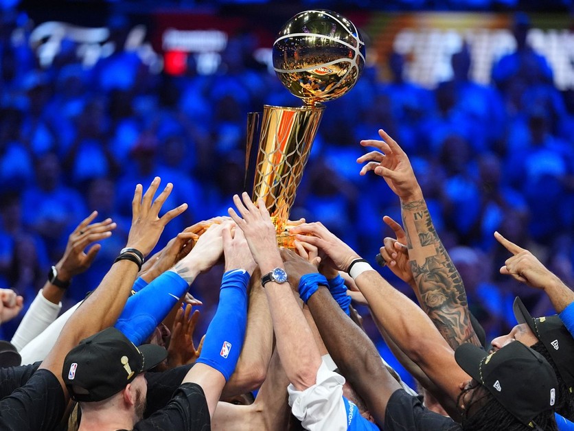 Basketbalisti Oklahoma City pózujú  s majstrovským pohárom Larryho O'Briena po víťazstve v rozhodujúcom siedmom stretnutí finálovej série zámorskej NBA proti Indiane Pacers.