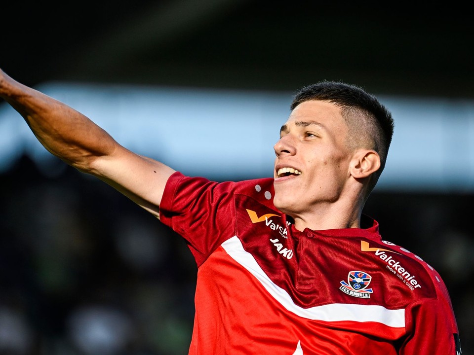 David Hrnčár oslavuje gól do siete Beerschot VA.