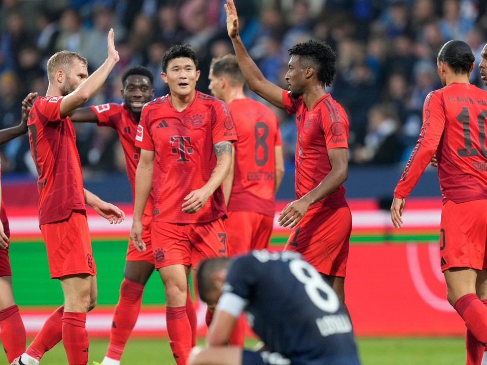 Hráči Bayern Mníchov sa radujú po výhre nad VfL Bochum v zápase 8. kola Bundesligy.