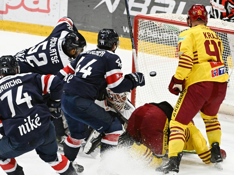 Tretí gól v bráne Slovana v 35. kole Tipos extraligy HC Slovan Bratislava - HK Dukla Trenčín.