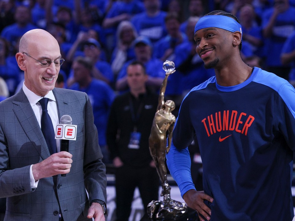 Komisár NBA Adam Silver a Shai Gilgeous-Alexander s cenou MVP pre najužitočnejšieho hráča základnej časti NBA.
