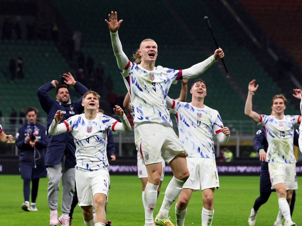 Erling Haaland sa so spoluhráčmi teší z postupu Nórska na MS vo futbale 2026. 